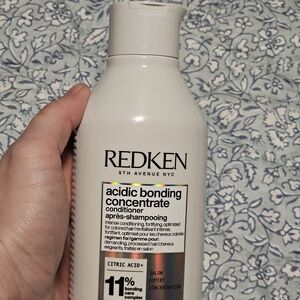 Redken Acidic Bonding Conditioner - White